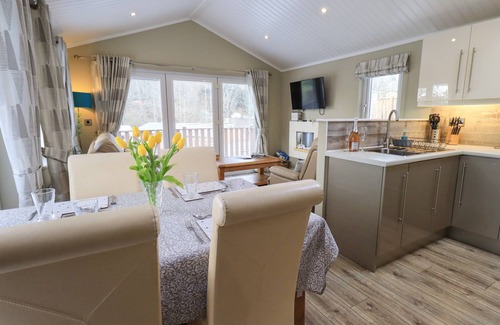 Troutbeck Cottage | LAKELAND VIEW LODGE, pet friendly, with hot tub in Windermere