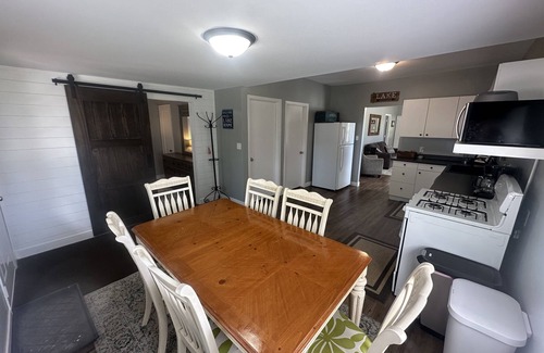 Arnolds Park House | LakeLux:FirePit,FamFriendly,Porch,Sleeps10
