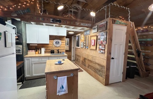Arnolds Park House | LakeLux:FirePit,FamFriendly,Porch,Sleeps10