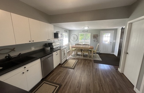 Arnolds Park House | LakeLux:FirePit,FamFriendly,Porch,Sleeps10