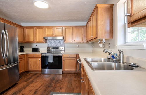 Emerson House | LakePoint Getaway - Spacious home w/King Bed, 1 mile from LakePoint Sports