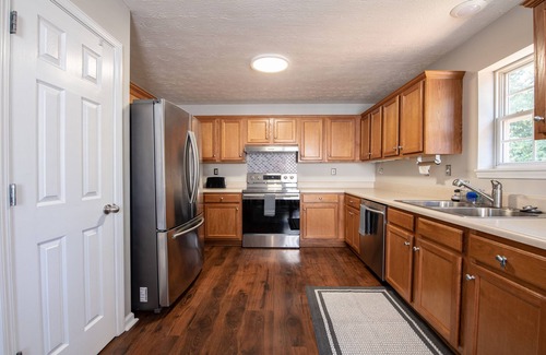 Emerson House | LakePoint Getaway - Spacious home w/King Bed, 1 mile from LakePoint Sports