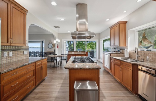 Mount Mourne House | Lakeshore Lookout - Amazing Long Range Views, Pool, Hot Tub, Fire Pit, Theatre Room and much more!
