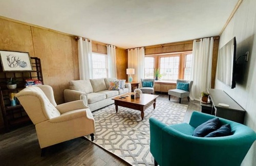Nims House | Lakeshore Retreat: at the heart of it all