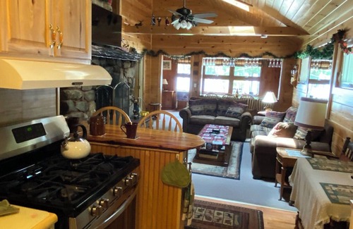 Naples House | Lakeside 2-bedroom home sleeps 6 in Naples. w/AC. WiFi. Steps to the beach.