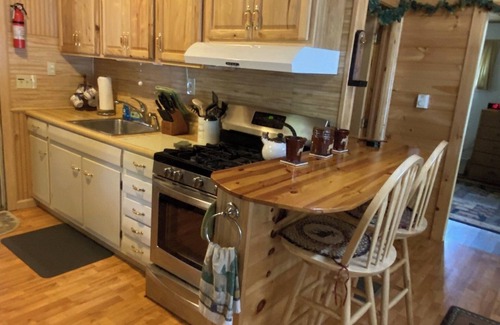 Naples House | Lakeside 2-bedroom home sleeps 6 in Naples. w/AC. WiFi. Steps to the beach.