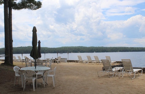 Naples House | Lakeside 2-bedroom home sleeps 6 in Naples. w/AC. WiFi. Steps to the beach.