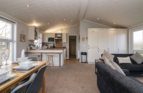 Yealand Conyers Cottage | LAKESIDE 20, pet friendly, with a garden in Silverdale