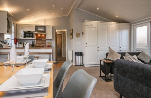 Yealand Conyers Cottage | LAKESIDE 20, pet friendly, with a garden in Silverdale