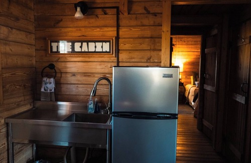 Hattieville Cabin | lakeside 3: Charming 2-bedroom cabin with AC and WiFi in peaceful Solgohachia