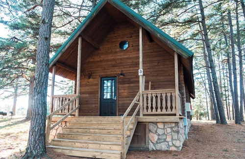 Hattieville Cabin | lakeside 3: Charming 2-bedroom cabin with AC and WiFi in peaceful Solgohachia