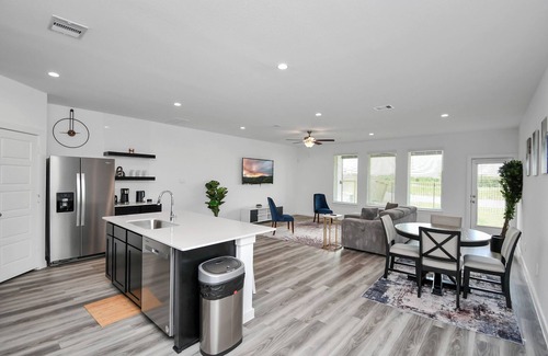 Southeast Houston House | Lakeside 4 Bedroom W/King Bed Near Downtown