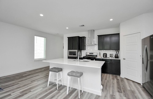 Southeast Houston House | Lakeside 4 Bedroom W/King Bed Near Downtown
