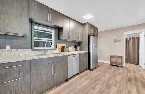 Centre Hastings Cottage | Lakeside Bliss - Charming 3BR Cottage on the Waternn