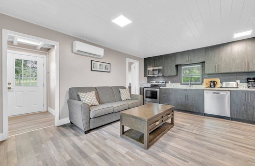 Centre Hastings Cottage | Lakeside Bliss - Charming 3BR Cottage on the Waternn