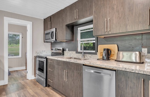 Centre Hastings Cottage | Lakeside Bliss - Charming 3BR Cottage on the Waternn