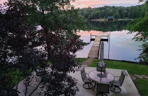 Brookport House | Lakeside Cabin in Southern Illinois with Hot Tub!