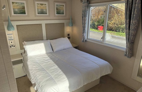 Mablethorpe Cabin | Lakeside Caravan Sleeps 8 - Wifi, Parking, Views