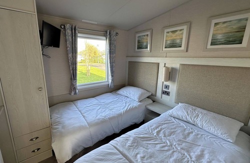 Mablethorpe Cabin | Lakeside Caravan Sleeps 8 - Wifi, Parking, Views