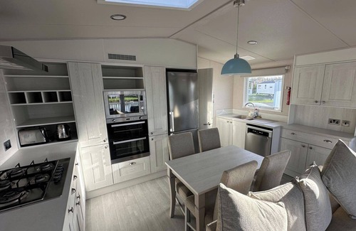 Mablethorpe Cabin | Lakeside Caravan Sleeps 8 - Wifi, Parking, Views