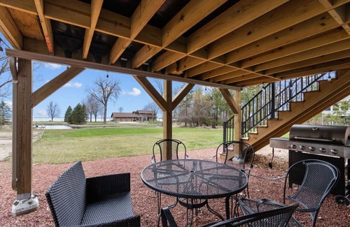 Winneconne Cottage | Lakeside Escape @ Ro's Lakehouse (w/Hot Tub)!