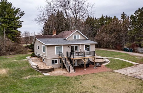 Winneconne Cottage | Lakeside Escape @ Ro's Lakehouse (w/Hot Tub)!