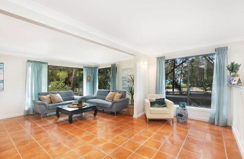 Long Jetty House | Lakeside Escape steps To The Lake and Beach