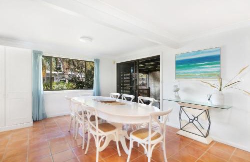 Long Jetty House | Lakeside Escape steps To The Lake and Beach