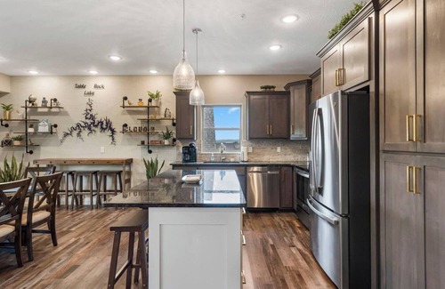Hollister Cabin | Lakeside Escape w/Hot Tub + NEW Private Fire Pit