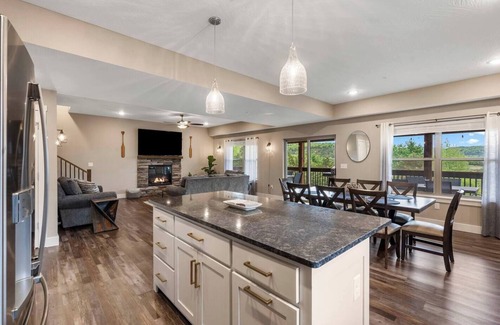 Hollister Cabin | Lakeside Escape w/Hot Tub + NEW Private Fire Pit