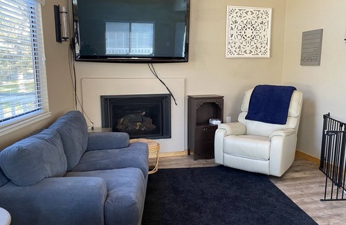 Copperopolis Cabin | Lakeside Family Retreat near Yosemite - Summer swimming and winter snow fun