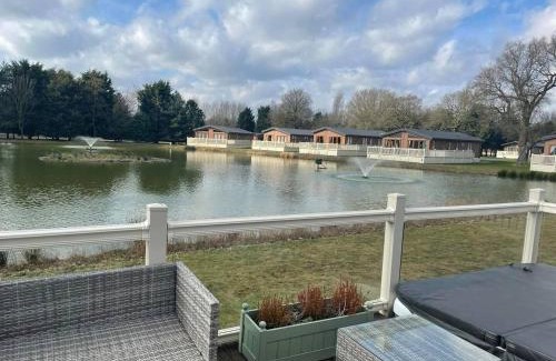 Allerthorpe Cabin | Lakeside Gem with Hot Tub