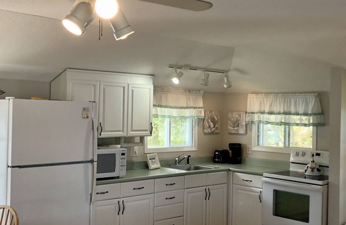 Leeds and the Thousand Islands Cottage | Lakeside Getaway - Charleston