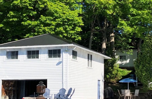 Leeds and the Thousand Islands Cottage | Lakeside Getaway - Charleston