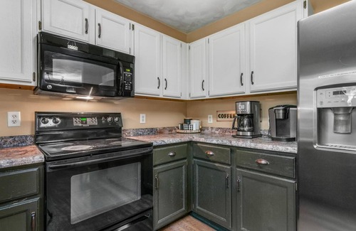 Gaylord House | Lakeside Getaway pet Friendly