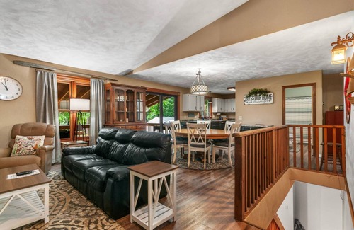 Gaylord House | Lakeside Getaway pet Friendly
