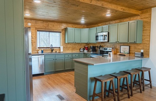 Gleason Cottage | Lakeside Getaway @ Ro's On Pine Lake (w/Hot Tub)!