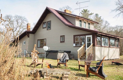 Gleason Cottage | Lakeside Getaway @ Ro's On Pine Lake (w/Hot Tub)!