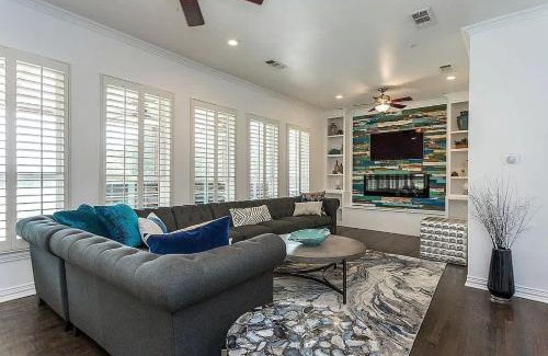 Little Elm House | Lakeside Grand Villa - Lone Star State Little Elm