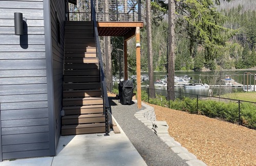 Detroit Apartment | Lakeside Livin’ Studio Apartment – Location, Location, Location! -