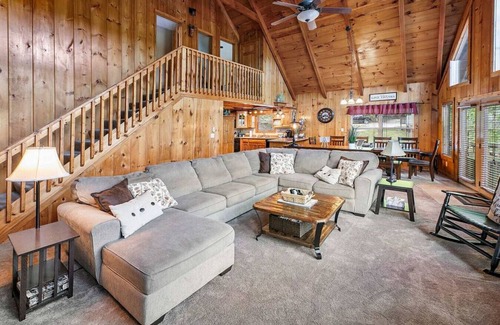 Flat Hollow Marina Cabin | Lakeside Lodge – Private Dock, Hot Tub, Fire Pit & 8 Kayaks