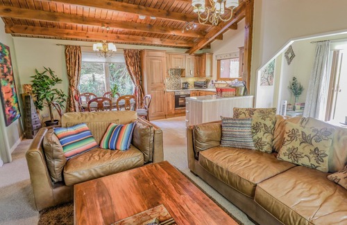 Tattershall Cottage | LAKESIDE LODGE RETREAT, pet friendly, with hot tub in Tattershall