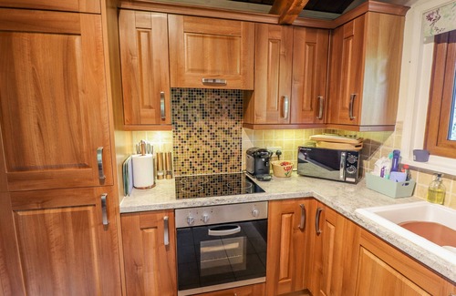 Tattershall Cottage | LAKESIDE LODGE RETREAT, pet friendly, with hot tub in Tattershall