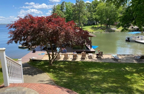 Henrico House | Lakeside Log Cabin - Sleeps 12, Boathouse, Sandy Beach, Lush Yard
