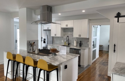 Wakefield House | Lakeside Luxury, 5min walk to town and train to Boston, 1st Floor Condo