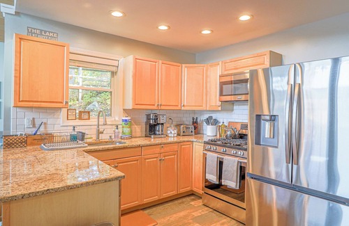 Fort Ann House | Lakeside Retreat- Family and Pet Friendly