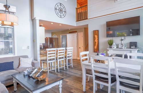 Fort Ann House | Lakeside Retreat- Family and Pet Friendly
