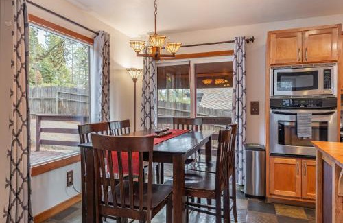 Brockway House | Lakeside Serenity Retreat