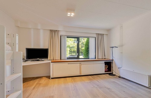 Kamperland House | Lakeside Stay in Kamperland
