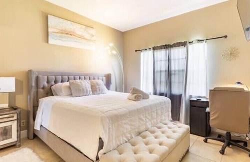 Sunrise Villa | Lakeside Villa King Bed Wifi